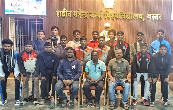 महाविद्यालय के छात्र हिमांश व राजेश दक्षिण-पूर्वी जोन अंतर विश्वविद्यालयीन फुटबॉल प्रतियोगिता हेतु हैदराबाद रवाना